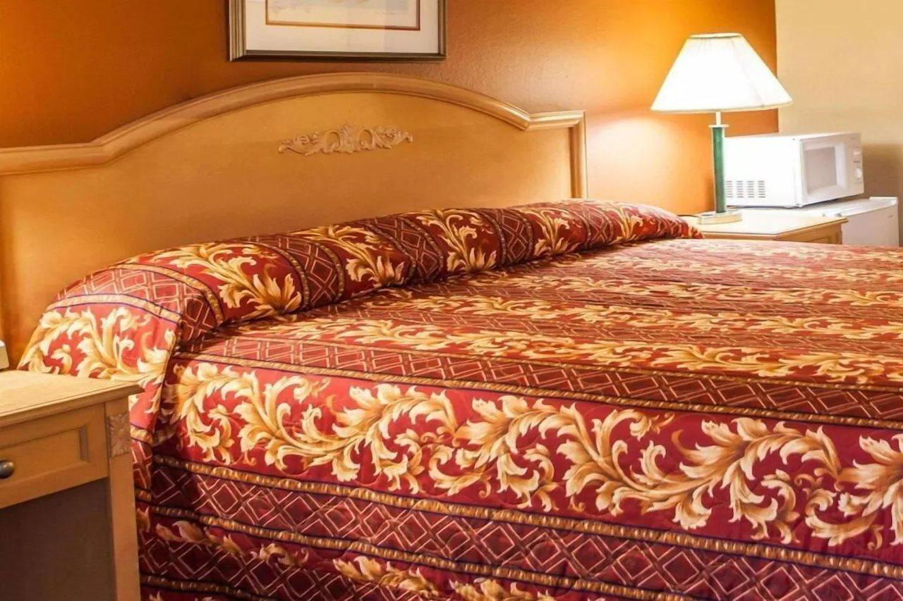 Relax Inn Saint Charles Экстерьер фото